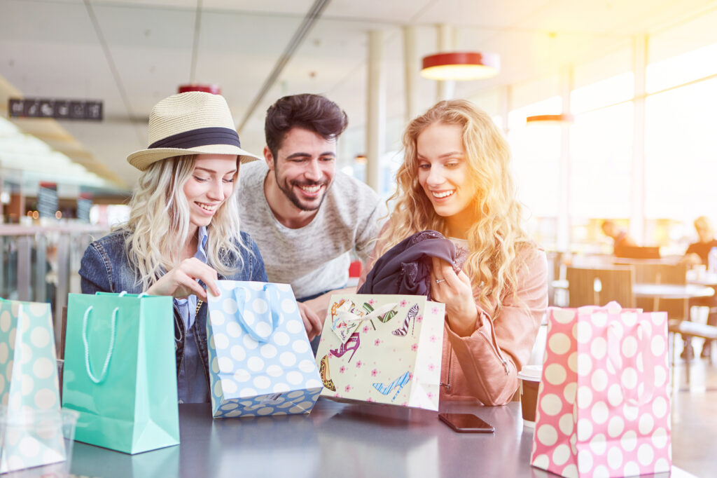 Gruppe Freunde beim Shopping im Einzelhandel