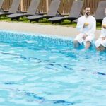 Huespedes en piscina hotel